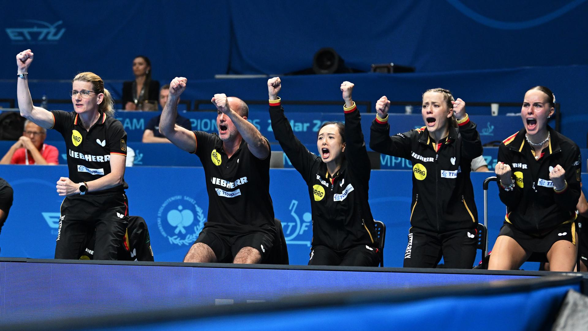 Deutschlands Trainer-Team mit Tamara Boros (l) und Zoltan Batorfi (2.v.l) jubeln mit den Spielerinnen auf der Bank während der Partie zwischen Sabine Winter (Deutschland) und Elizabeta Samara (Rumänien). Deutschlands Trainer-Team mit Tamara Boros (l) und Zoltan Batorfi (2.v.l) jubeln mit den Spielerinnen auf der Bank während der Partie zwischen Sabine Winter (Deutschland) und Elizabeta Samara (Rumänien).
