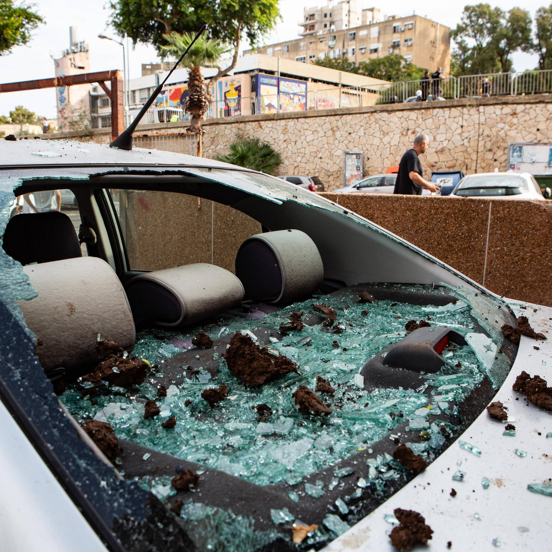 Ein durch eine Rakete zerstörtes Auto in Haifa.