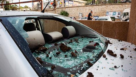 Ein durch eine Rakete zerstörtes Auto in Haifa.