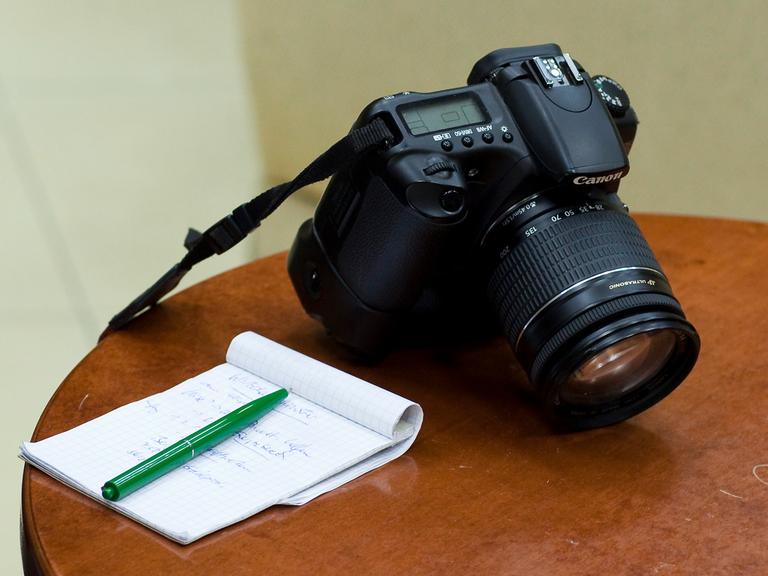 Notizblock und Kamera auf einem Tisch
