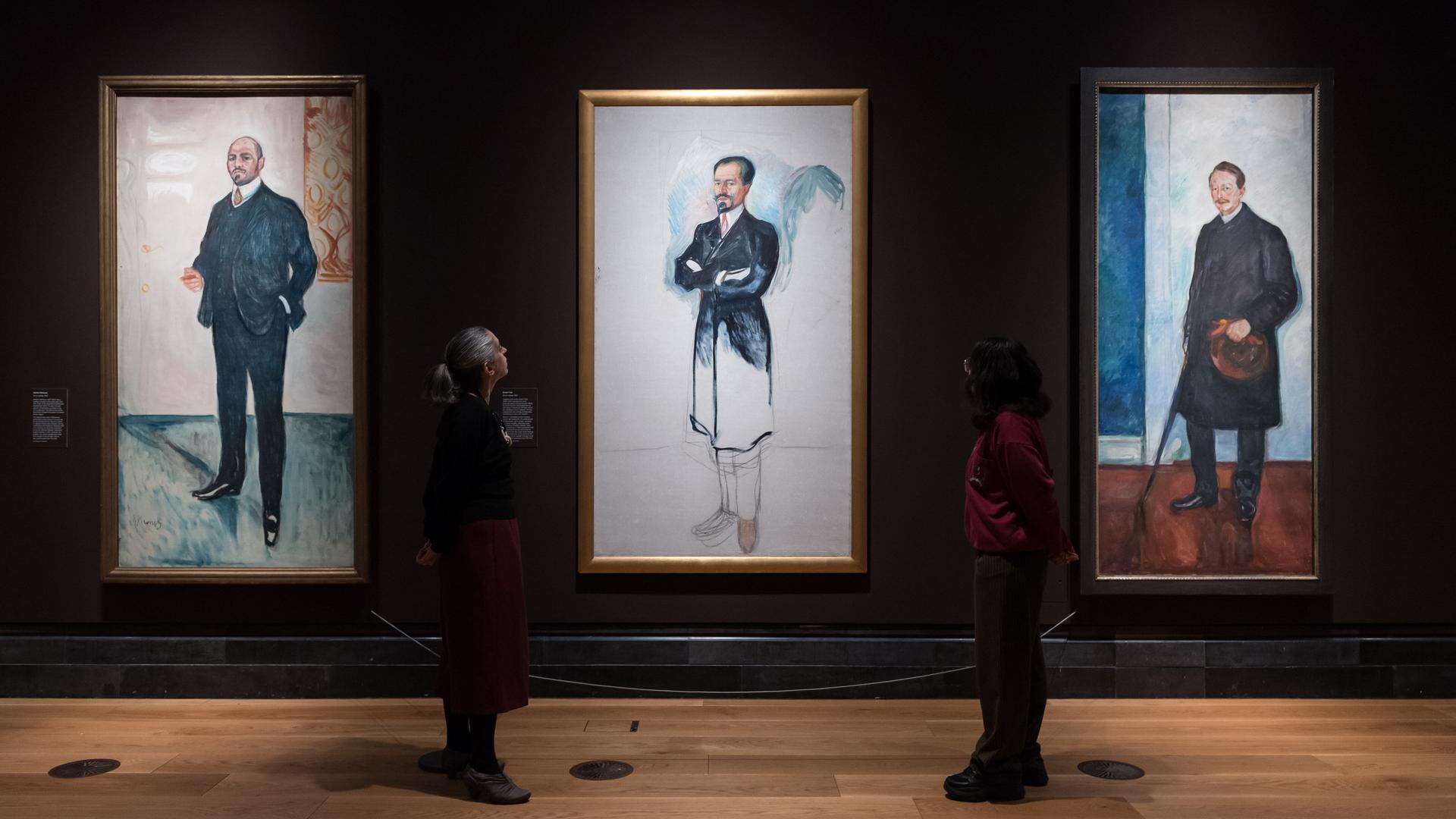 Blick in einen Ausstellungsraum der National Portrait Gallery mit drei großformatigen Porträts. (Quelle: dpa) Blick in einen Ausstellungsraum der National Portrait Gallery mit drei großformatigen Porträts. (Quelle: dpa)