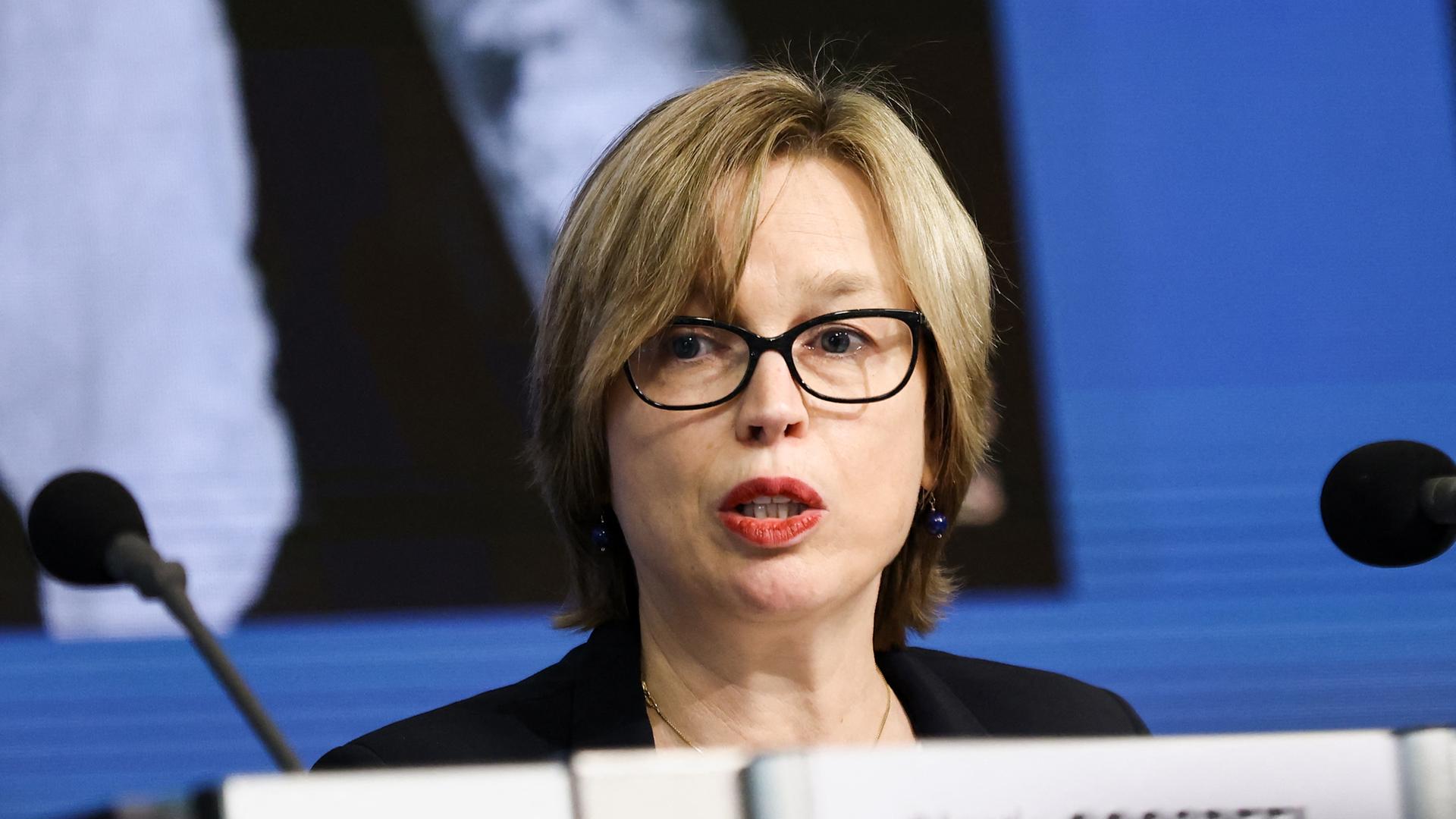 Die Direktorin der EU-Polizeibehörde Europol, Catherine De Bolle, hinter zwei Mikrofonen Die Direktorin der EU-Polizeibehörde Europol, Catherine De Bolle, hinter zwei Mikrofonen