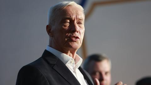 Der AfD-Politiker Jörg Prophet. Er sieht zur Seite, seine Augen sind geschlossen.