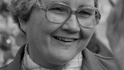 Schwarz-weiß-Porträt von Theresa Kane