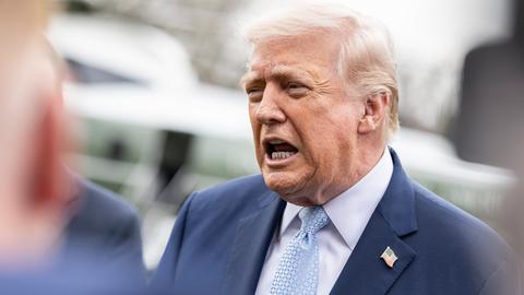 US-Präsident Trump spricht vor einer Gruppe von Medienvertretern.