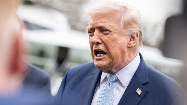 US-Präsident Trump spricht vor einer Gruppe von Medienvertretern.