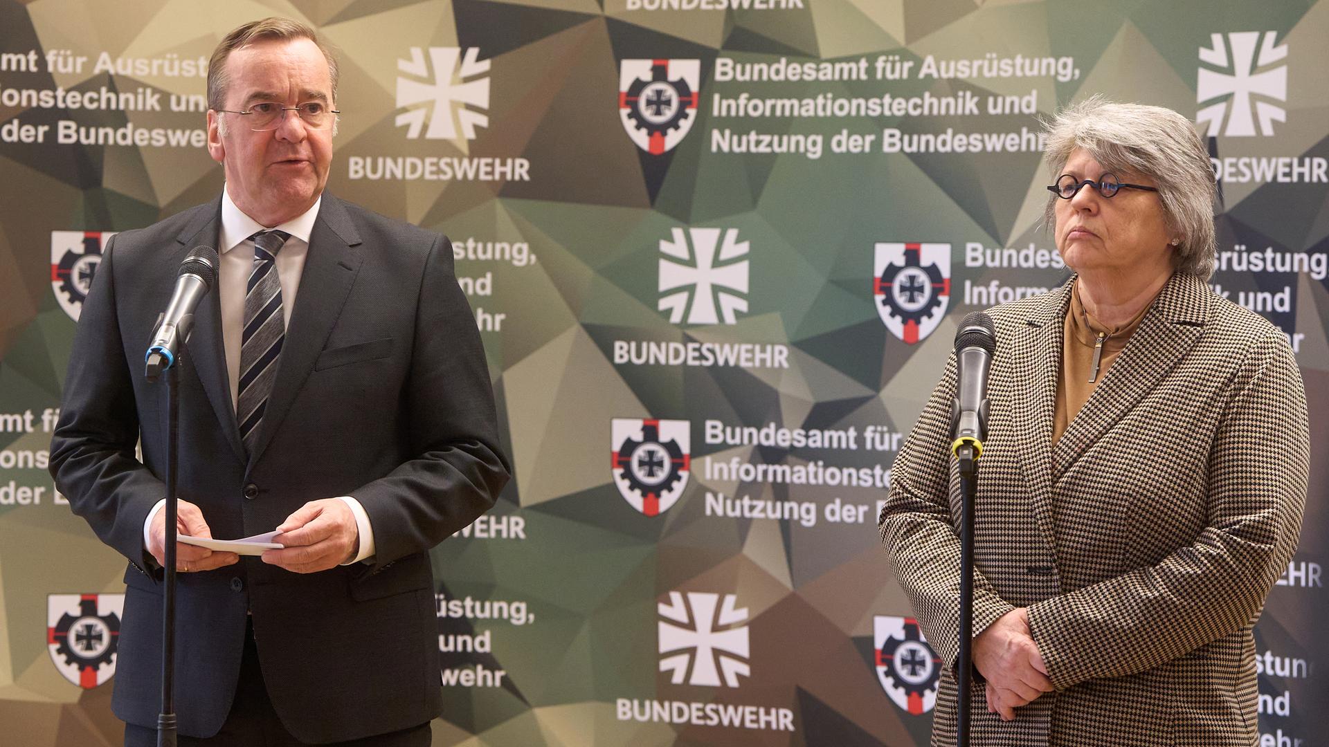 Koblenz: Bundesverteidigungsminister Boris Pistorius (SPD) und Präsidentin Annette Lehnigk-Emden (Bundesamt für Ausrüstung, Informationstechnik und Nutzung der Bundeswehr)sprechen beim Besuch des Bundeswehr-Beschaffungsamt (BAAINBw). Koblenz: Bundesverteidigungsminister Boris Pistorius (SPD) und Präsidentin Annette Lehnigk-Emden (Bundesamt für Ausrüstung, Informationstechnik und Nutzung der Bundeswehr)sprechen beim Besuch des Bundeswehr-Beschaffungsamt (BAAINBw).