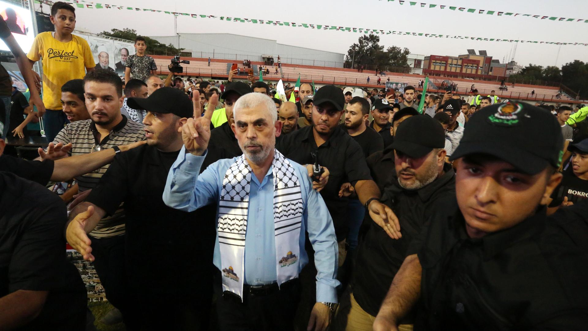 Archivfoto zeigt Yahya Sinwar am 1. Oktober 2022 in Siegerpose unter zahlreichen Gefolgsleuten bei einem Solidaritätsfest für die Al-Aqsa-Moschee im Palästina-Stadion in Gaza-Stadt.