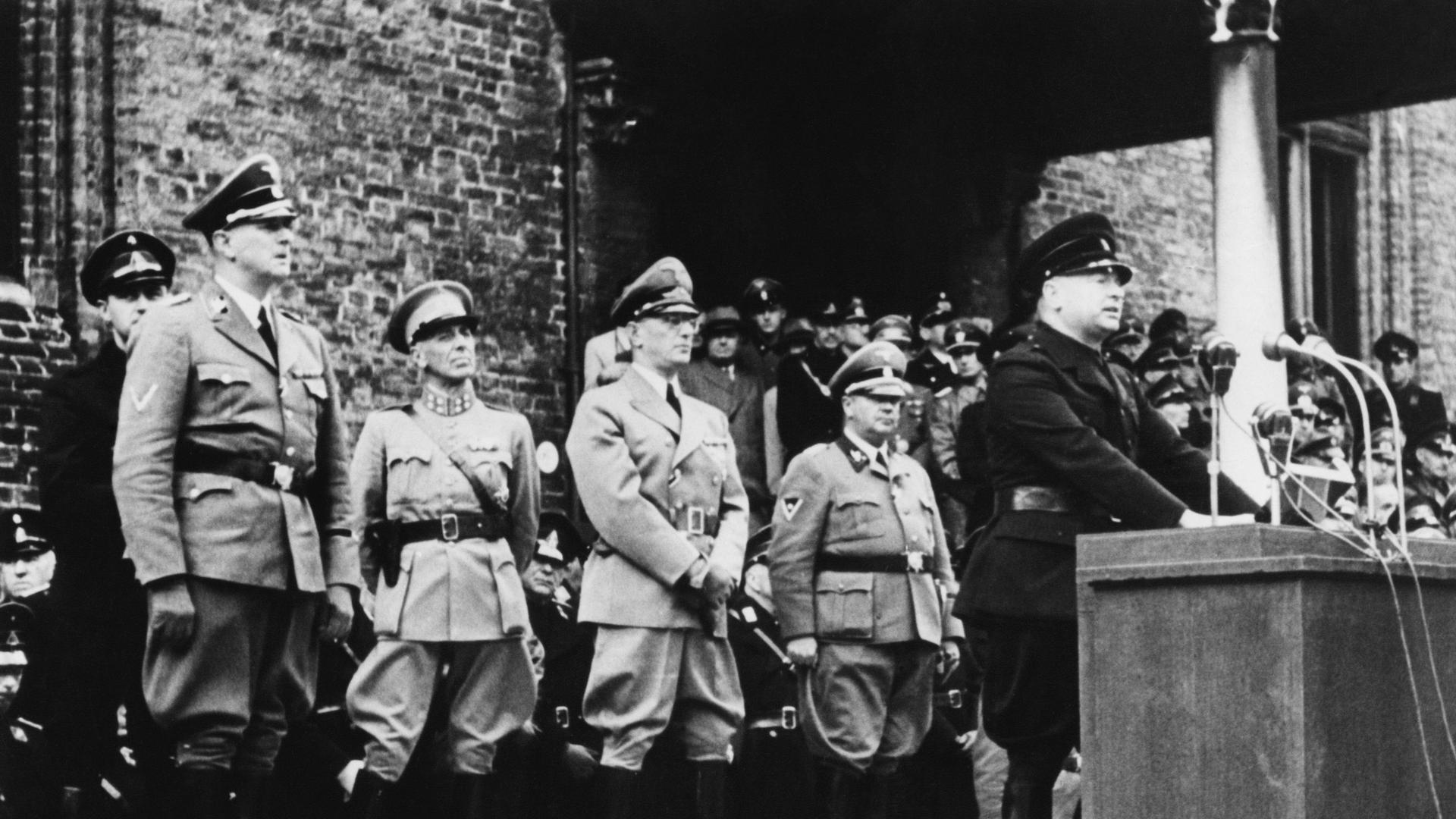 Foto vom 11.10.1941, aufgenommen anläßlich der Vereidigung des 1. Bataillons des niederländischen Waffen-SS-Freiwilligencorps. Hendrik Seyffardt steht hinter dem Redner als zweiter von links Foto vom 11.10.1941, aufgenommen anläßlich der Vereidigung des 1. Bataillons des niederländischen Waffen-SS-Freiwilligencorps. Hendrik Seyffardt steht hinter dem Redner als zweiter von links