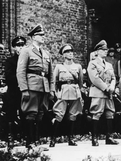 Foto vom 11.10.1941, aufgenommen anläßlich der Vereidigung des 1. Bataillons des niederländischen Waffen-SS-Freiwilligencorps. Hendrik Seyffardt steht hinter dem Redner als zweiter von links 