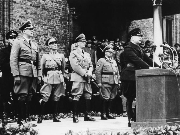 Foto vom 11.10.1941, aufgenommen anläßlich der Vereidigung des 1. Bataillons des niederländischen Waffen-SS-Freiwilligencorps. Hendrik Seyffardt steht hinter dem Redner als zweiter von links 