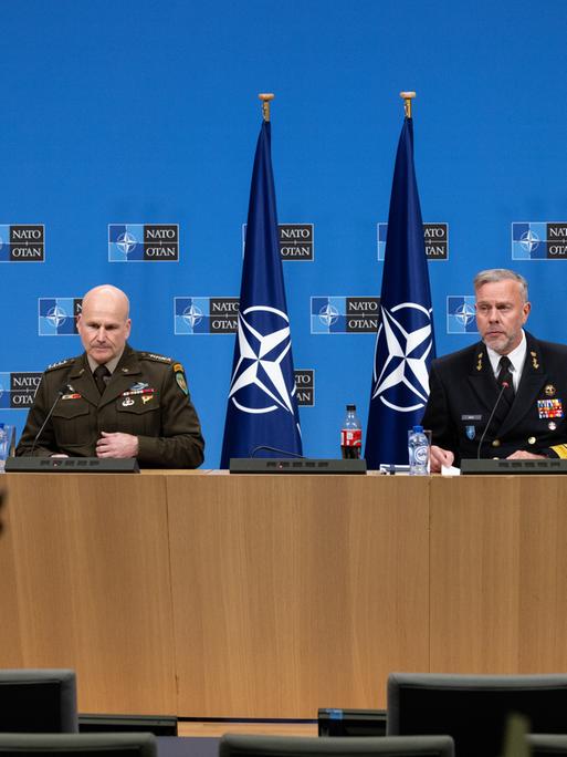 Robert Bauer (R) und Christopher Cavoli (L) sprechen bei einer NATO-Pressekonferenz am 16. Mai 2024 in Brüssel über die Lage in der Ukraine