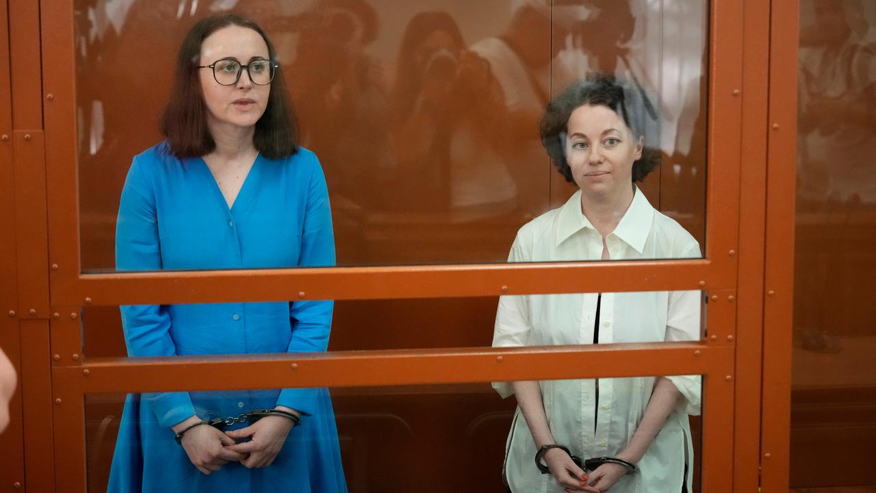 Die Dramatikerin Swetlana Petrijtschuk und Theaterregisseurin Jewgenija Berkowitsch aus Russland sind vor einer Anhörung in einem Gericht in einem Glaskäfig zu sehen. 