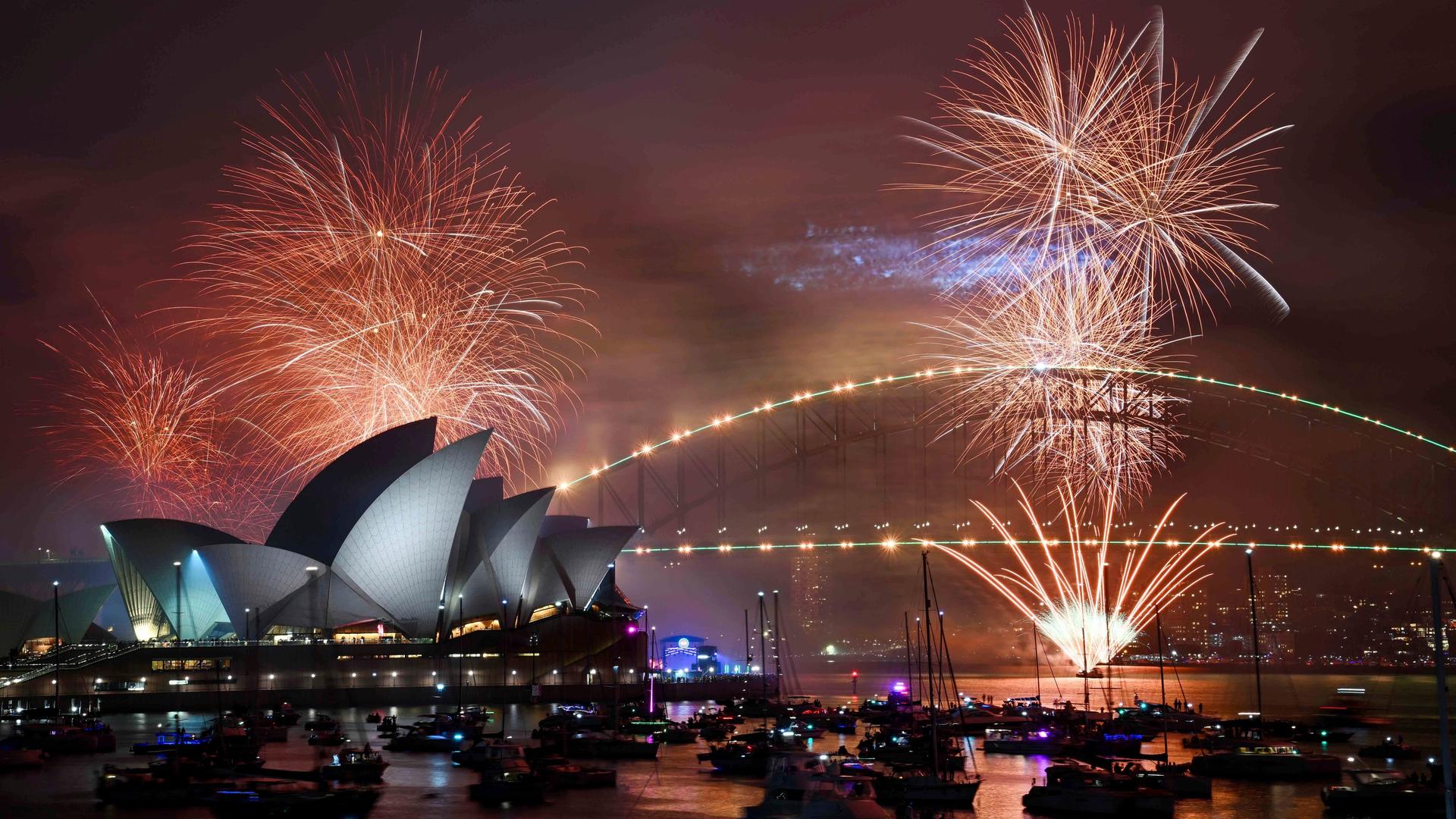 Das Silvester-Feuerwerk in Sydney vor der Kulisse von Oper und Hafen