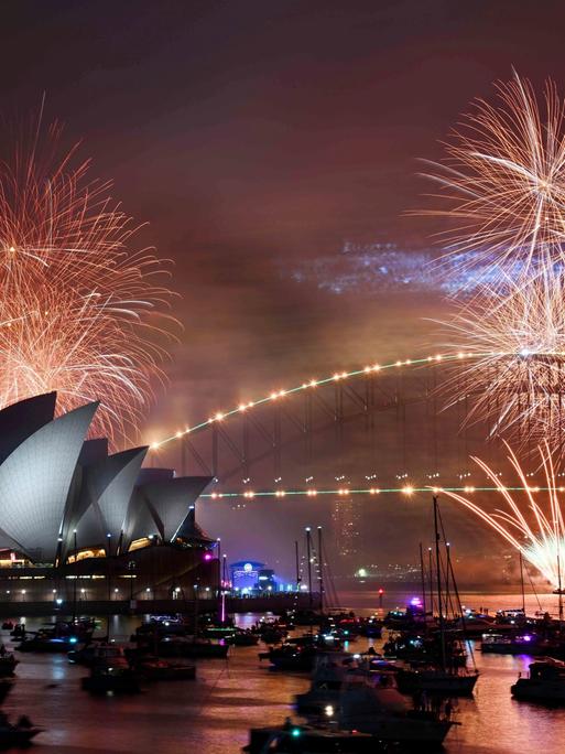 Das Feuerwerk in Sydney vor der Kulisse von Oper und Hafen