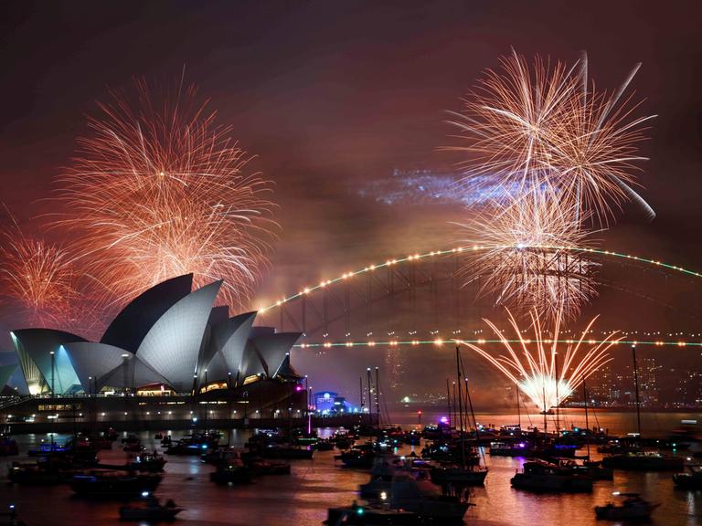 Das Feuerwerk in Sydney vor der Kulisse von Oper und Hafen