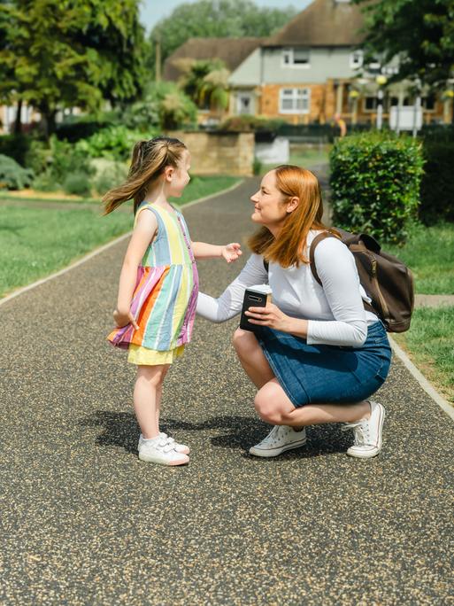 Eine Mutter spricht mit ihrer Tochter im Park