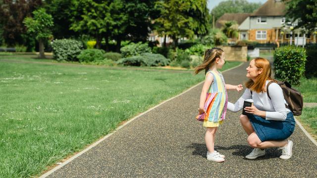 Eine Mutter spricht mit ihrer Tochter im Park