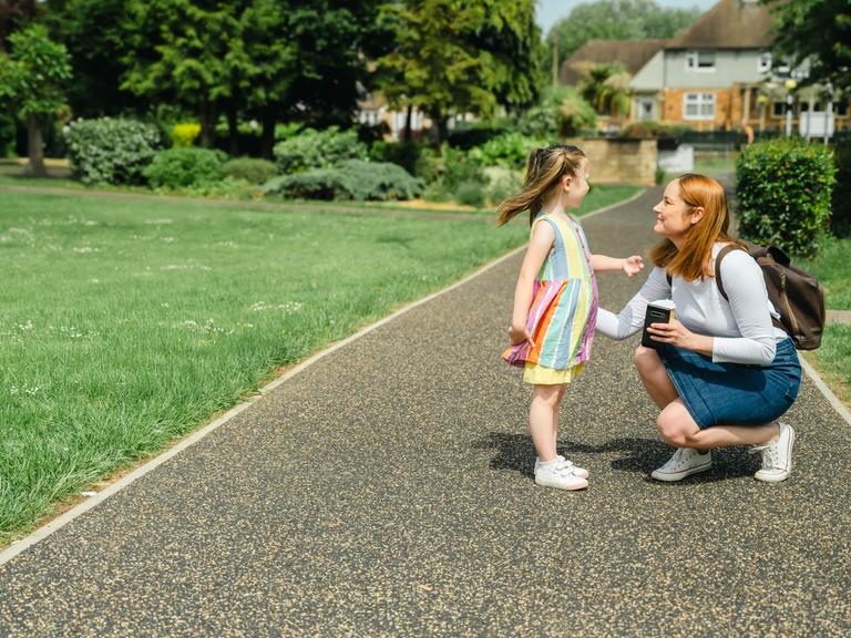 Eine Mutter spricht mit ihrer Tochter im Park