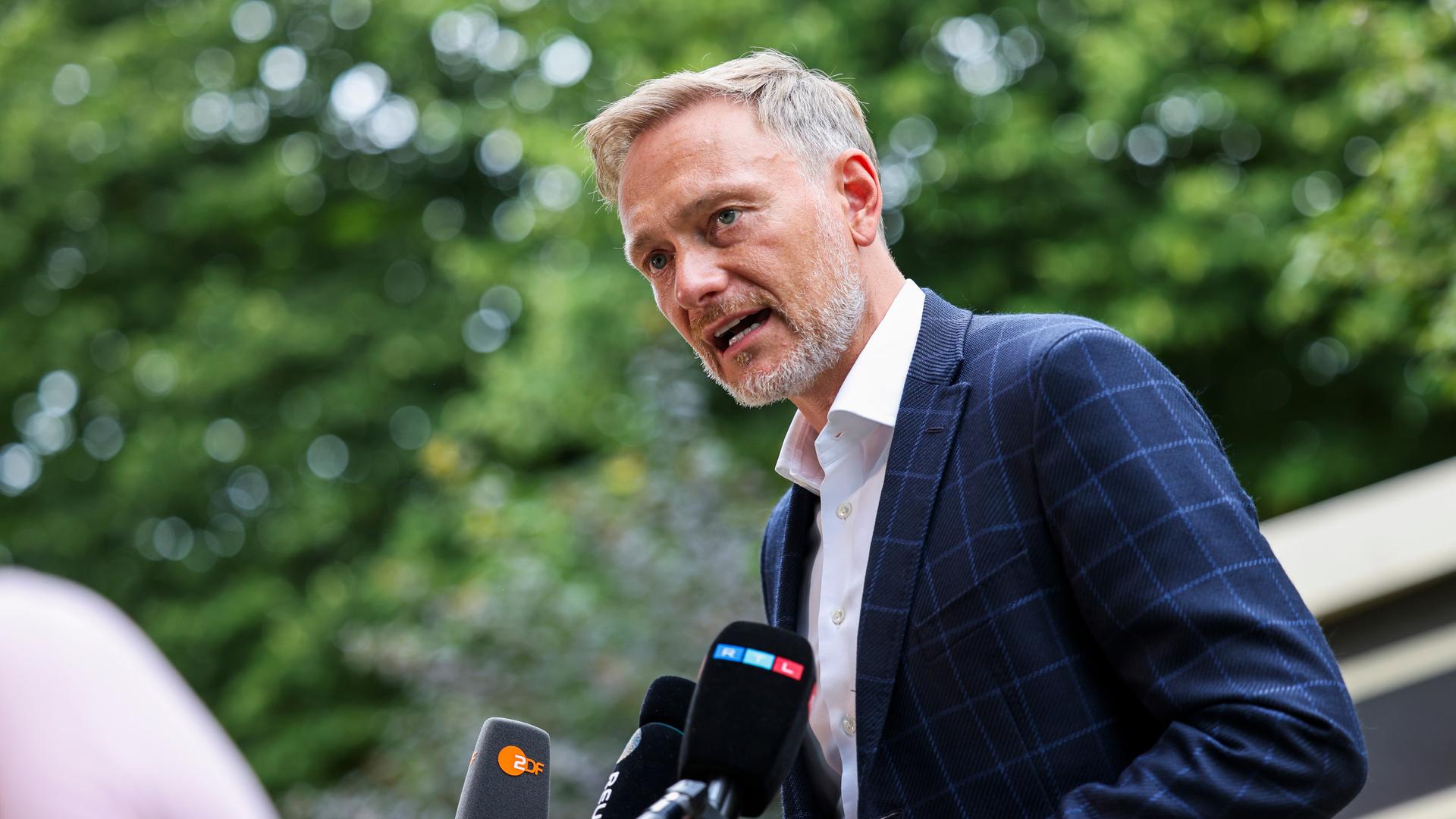 Finanzminister Christian Lindner (FDP) spricht vor Journalisten.