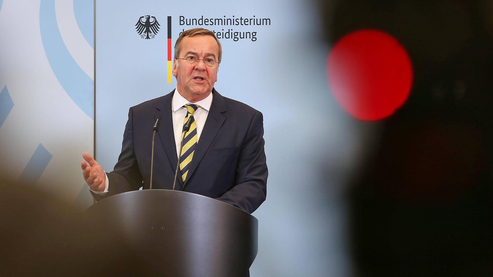 Boris Pistorius steht am Rednerpult und spricht. Im Hintergrund ist das Logo des Bundesministerium für Verteidigung auf einer hellblauen Wand zu sehen.