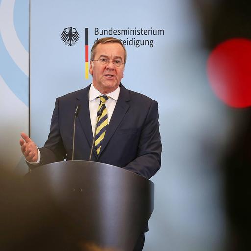 Boris Pistorius steht am Rednerpult und spricht. Im Hintergrund ist das Logo des Bundesministerium für Verteidigung auf einer hellblauen Wand zu sehen.