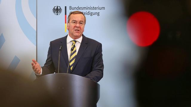 Boris Pistorius steht am Rednerpult und spricht. Im Hintergrund ist das Logo des Bundesministerium für Verteidigung auf einer hellblauen Wand zu sehen.