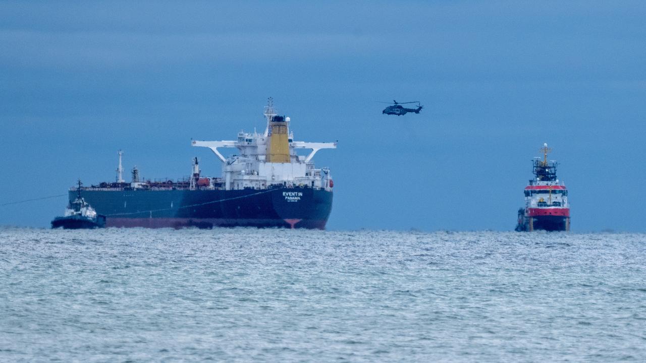Der manövrierunfähige Tanker „Eventin“ liegt zwischen Binz und Sassnitz auf der Reede Sassnitz. Das Schiff ist mit rund 99.000 Tonnen Öl beladen und wird der russischen Schattenflotte zugerechnet. Der manövrierunfähige Tanker „Eventin“ liegt zwischen Binz und Sassnitz auf der Reede Sassnitz. Das Schiff ist mit rund 99.000 Tonnen Öl beladen und wird der russischen Schattenflotte zugerechnet.