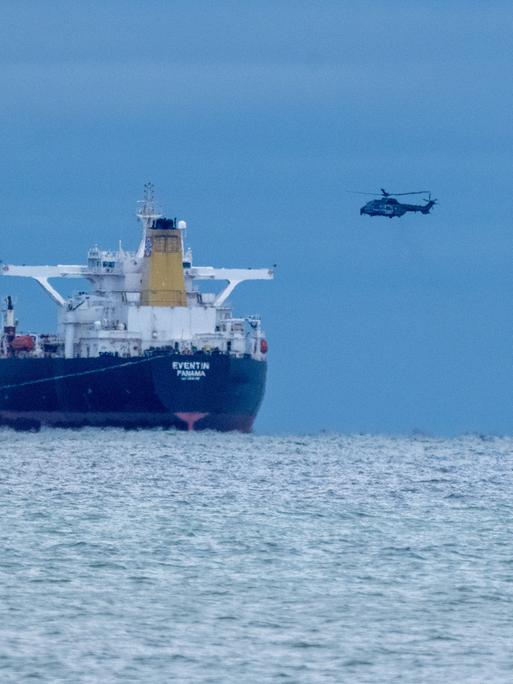 Der manövrierunfähige Tanker „Eventin“ liegt zwischen Binz und Sassnitz auf der Reede Sassnitz. Das Schiff ist mit rund 99.000 Tonnen Öl beladen und wird der russischen Schattenflotte zugerechnet. Der manövrierunfähige Tanker „Eventin“ liegt zwischen Binz und Sassnitz auf der Reede Sassnitz. Das Schiff ist mit rund 99.000 Tonnen Öl beladen und wird der russischen Schattenflotte zugerechnet.
