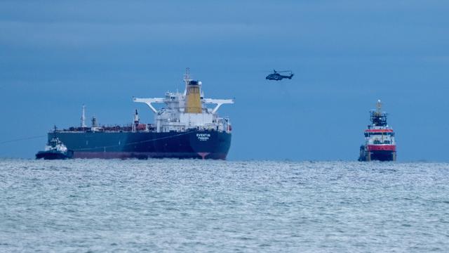 Der manövrierunfähige Tanker „Eventin“ liegt zwischen Binz und Sassnitz auf der Reede Sassnitz. Das Schiff ist mit rund 99.000 Tonnen Öl beladen und wird der russischen Schattenflotte zugerechnet. Der manövrierunfähige Tanker „Eventin“ liegt zwischen Binz und Sassnitz auf der Reede Sassnitz. Das Schiff ist mit rund 99.000 Tonnen Öl beladen und wird der russischen Schattenflotte zugerechnet.