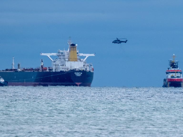 Der manövrierunfähige Tanker „Eventin“ liegt zwischen Binz und Sassnitz auf der Reede Sassnitz. Das Schiff ist mit rund 99.000 Tonnen Öl beladen und wird der russischen Schattenflotte zugerechnet. Der manövrierunfähige Tanker „Eventin“ liegt zwischen Binz und Sassnitz auf der Reede Sassnitz. Das Schiff ist mit rund 99.000 Tonnen Öl beladen und wird der russischen Schattenflotte zugerechnet.