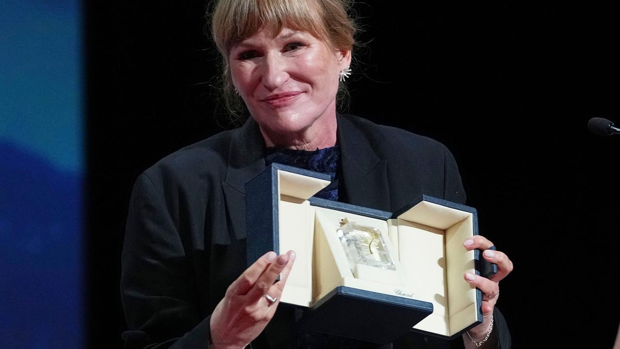 Valeska Grisebach beim Filmfestival in Cannes. Sie hält ihren Preis in den Händen. 