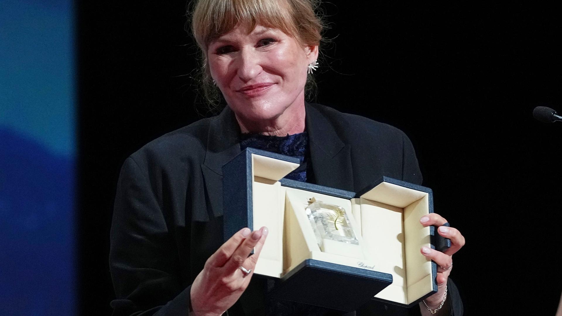 Valeska Grisebach beim Film-Festival in Cannes. Sie hält ihren Preis in den Händen. Valeska Grisebach beim Film-Festival in Cannes. Sie hält ihren Preis in den Händen.