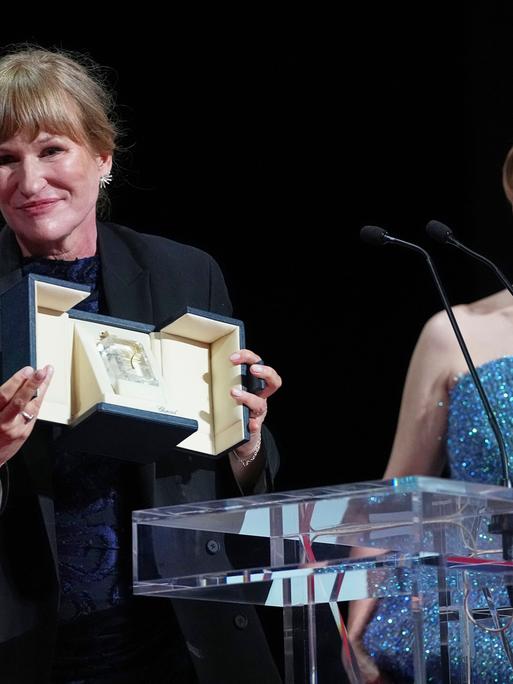 Valeska Grisebach beim Filmfestival in Cannes. Sie hält ihren Preis in den Händen. 