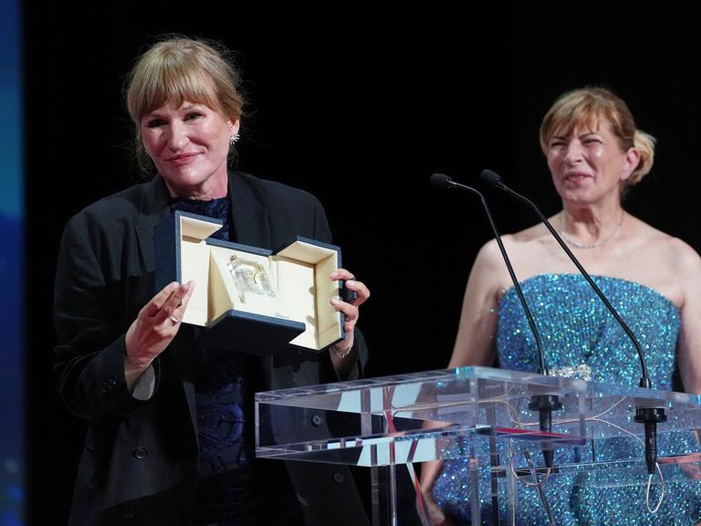 Valeska Grisebach beim Filmfestival in Cannes. Sie hält ihren Preis in den Händen. 