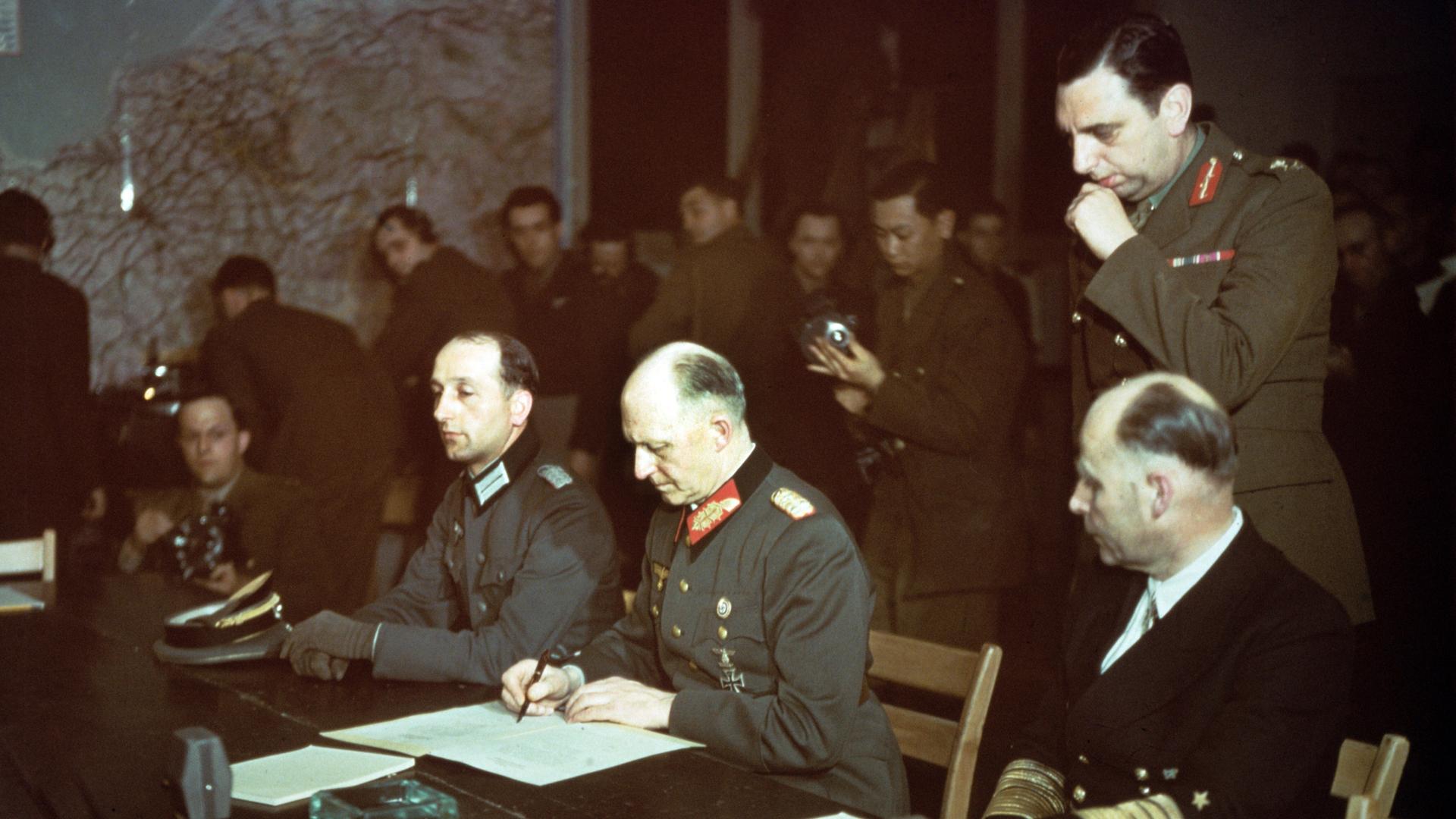 Im Alliierten Hauptquartier in Reims wurde um 2.41 Uhr am 07.05.1945 die Kapitulationsurkunde von Generaloberst Alfred Jodl (M) im Namen der Deutschen Wehrmacht unterzeichnet. Im Alliierten Hauptquartier in Reims wurde um 2.41 Uhr am 07.05.1945 die Kapitulationsurkunde von Generaloberst Alfred Jodl (M) im Namen der Deutschen Wehrmacht unterzeichnet.