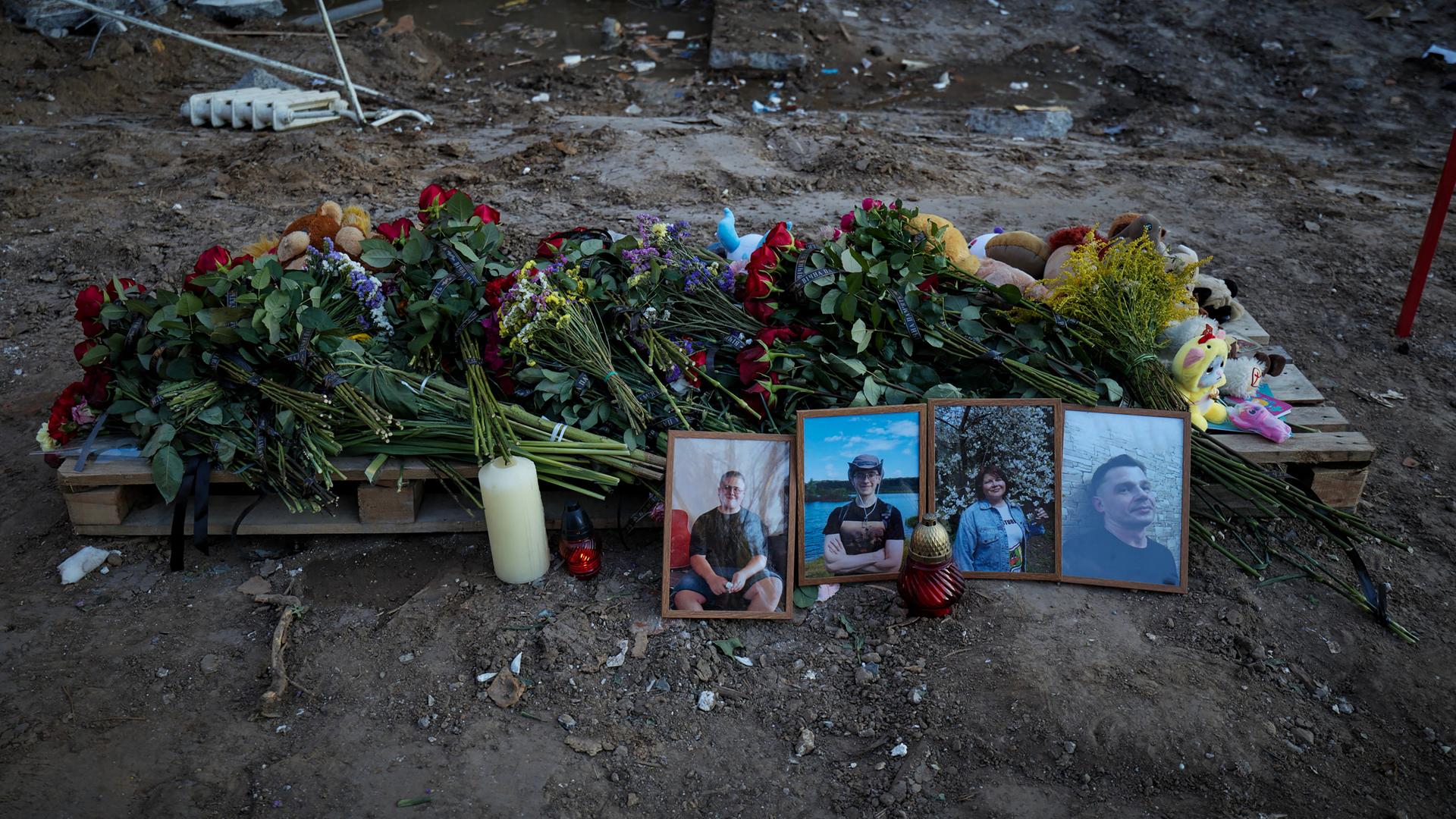 Fotos der zivilen Opfer eines russischen Angriffs im Kiewer Stadtteil Svyatoshynsky
