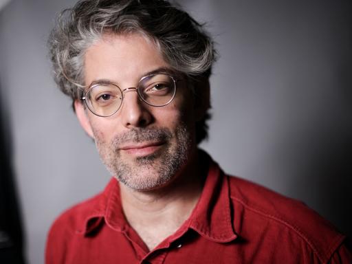 Tomer Dotan-Dreyfus, Autor, bei einem Fototermin am Longlist-Abend des Deutschen Buchpreises 2023. 