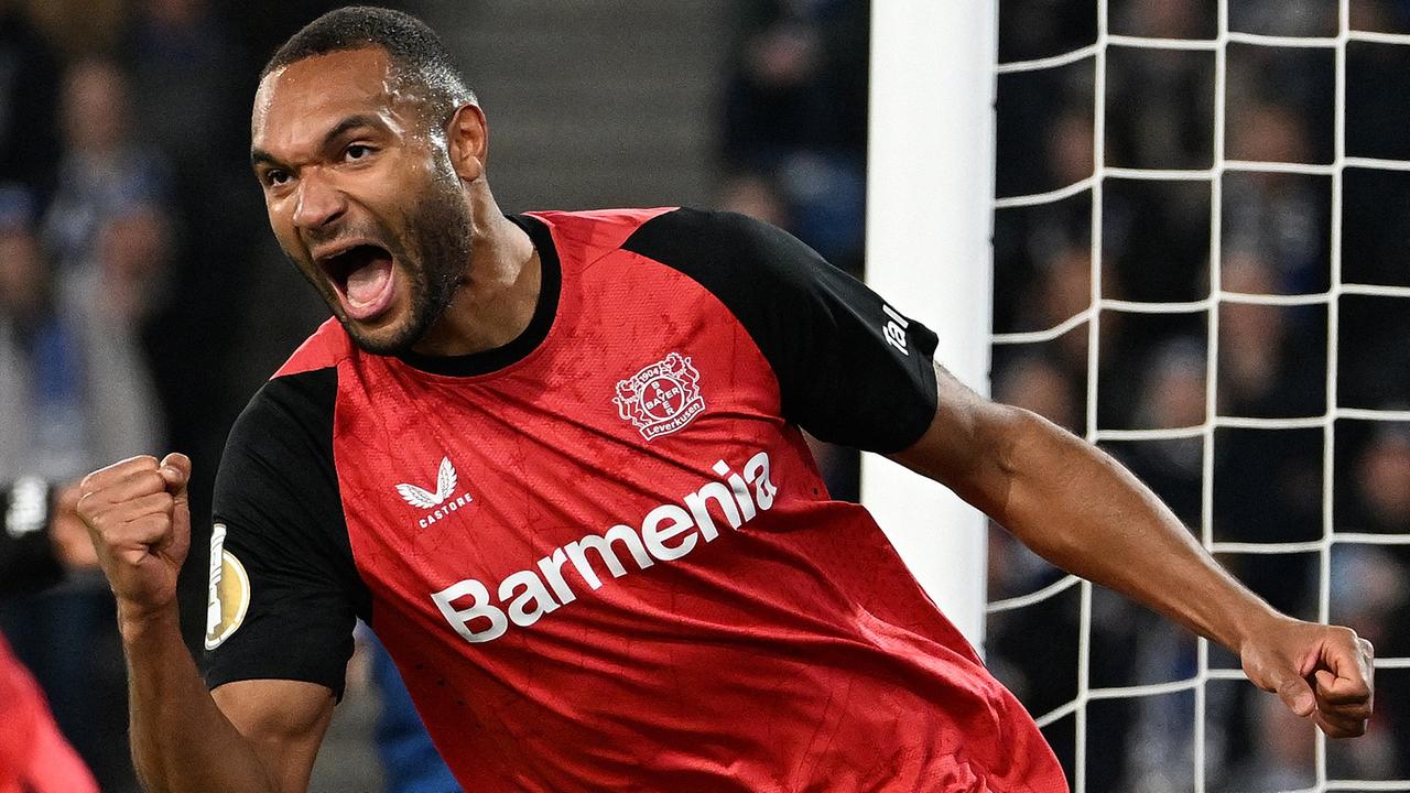 Das Foto zeigt den Fußballspieler Jonathan Tah. Er jubelt und streckt die rechte Faust nach oben.