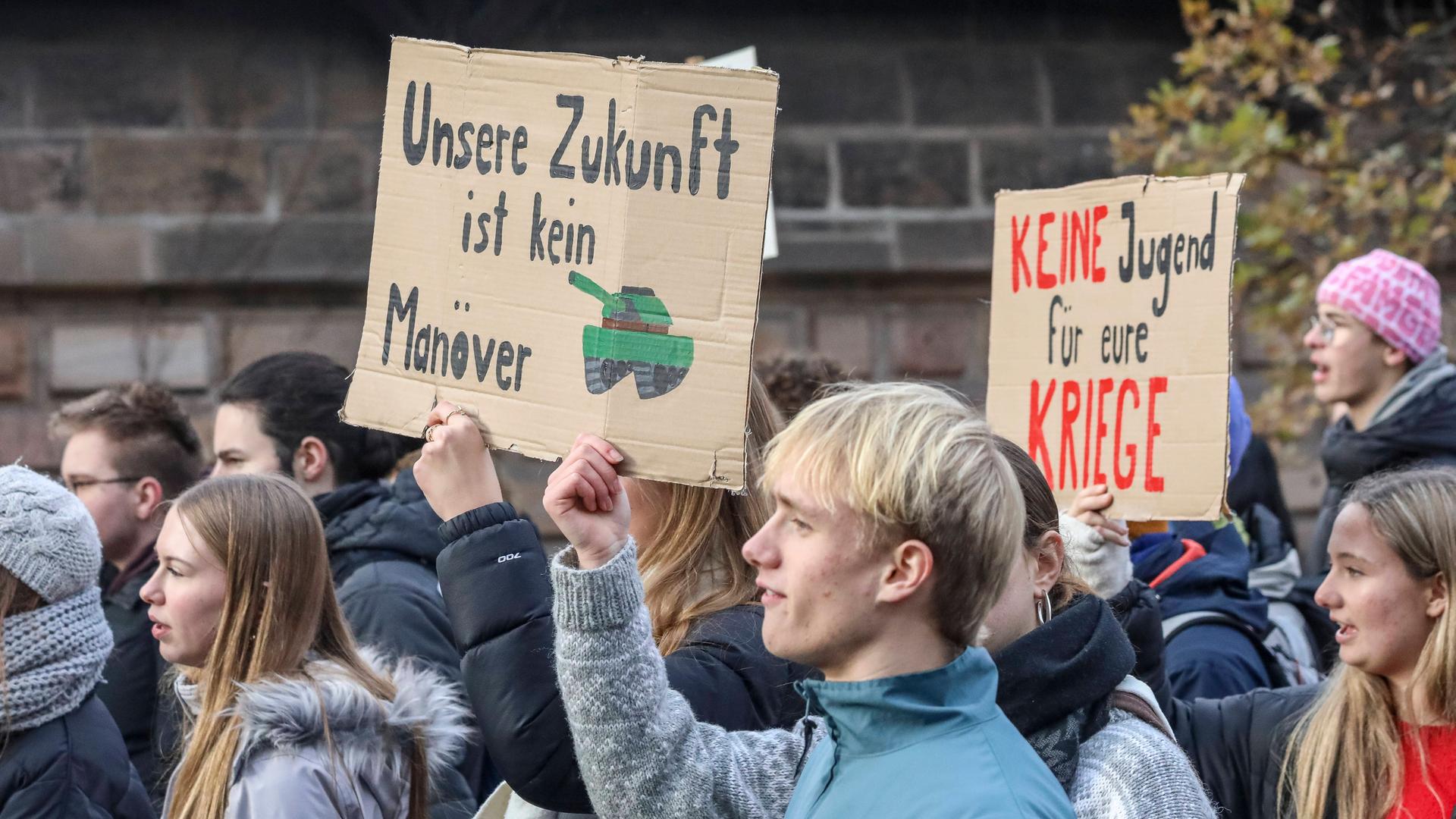 In Nürnberg beteiligten sich rund 800 Menschen um gegen den neuen Wehrdienst zu demonstieren. In Nürnberg beteiligten sich rund 800 Menschen um gegen den neuen Wehrdienst zu demonstieren.