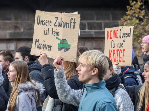 In Nürnberg beteiligten sich rund 800 Menschen um gegen den neuen Wehrdienst zu demonstieren. 
