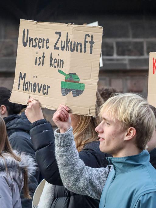 In Nürnberg beteiligten sich rund 800 Menschen um gegen den neuen Wehrdienst zu demonstieren. 