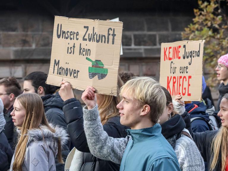 In Nürnberg beteiligten sich rund 800 Menschen um gegen den neuen Wehrdienst zu demonstieren. 