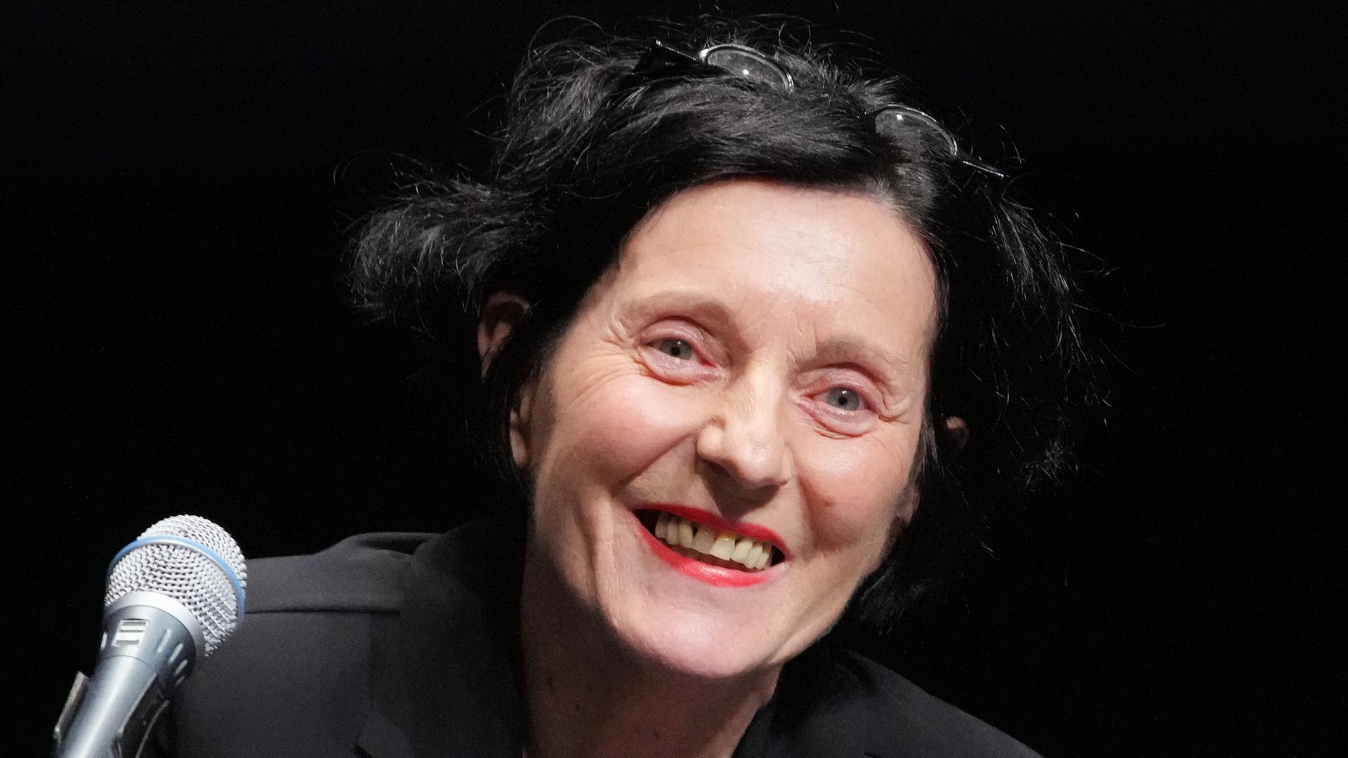 Die Schriftstellerin Herta Müller lacht während des 25. Internationalen Literaturfestivals Berlin (ilb) im Haus der Berliner Festspiele. Die Schriftstellerin Herta Müller lacht während des 25. Internationalen Literaturfestivals Berlin (ilb) im Haus der Berliner Festspiele.