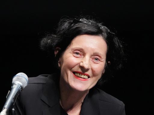 Die Schriftstellerin Herta Müller lacht während des 25. Internationalen Literaturfestivals Berlin (ilb) im Haus der Berliner Festspiele. Die Schriftstellerin Herta Müller lacht während des 25. Internationalen Literaturfestivals Berlin (ilb) im Haus der Berliner Festspiele.
