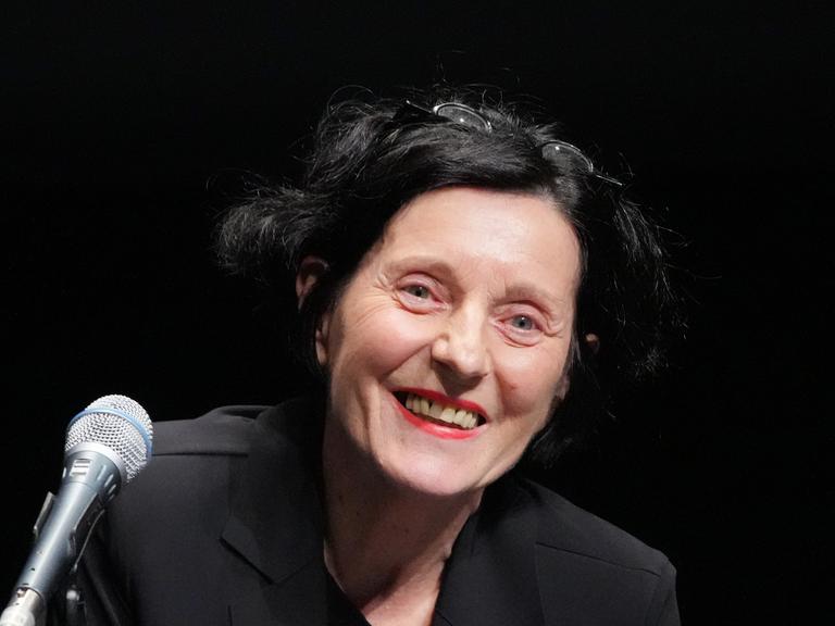 Die Schriftstellerin Herta Müller lacht während des 25. Internationalen Literaturfestivals Berlin (ilb) im Haus der Berliner Festspiele.