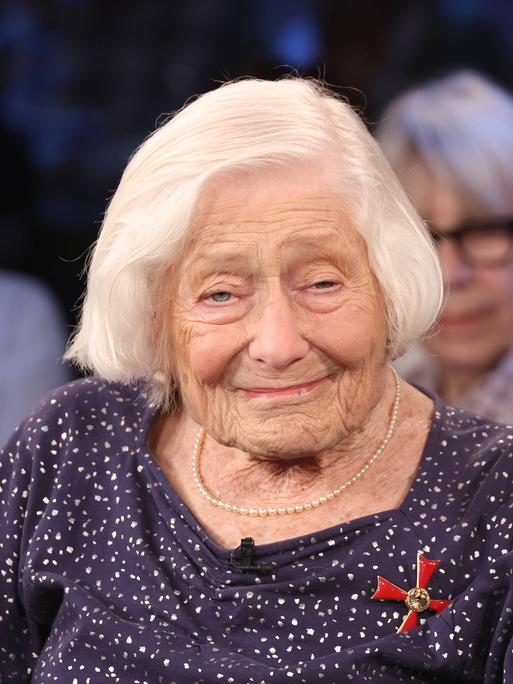 Die 95-jährige Irene Butter, Zeitzeugin und Holocaust-Überlebende, zu Gast in der NDR Talk Show