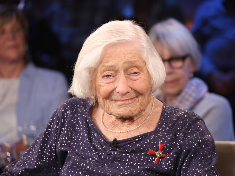 Die 95-jährige Irene Butter, Zeitzeugin und Holocaust-Überlebende, zu Gast in der NDR Talk Show