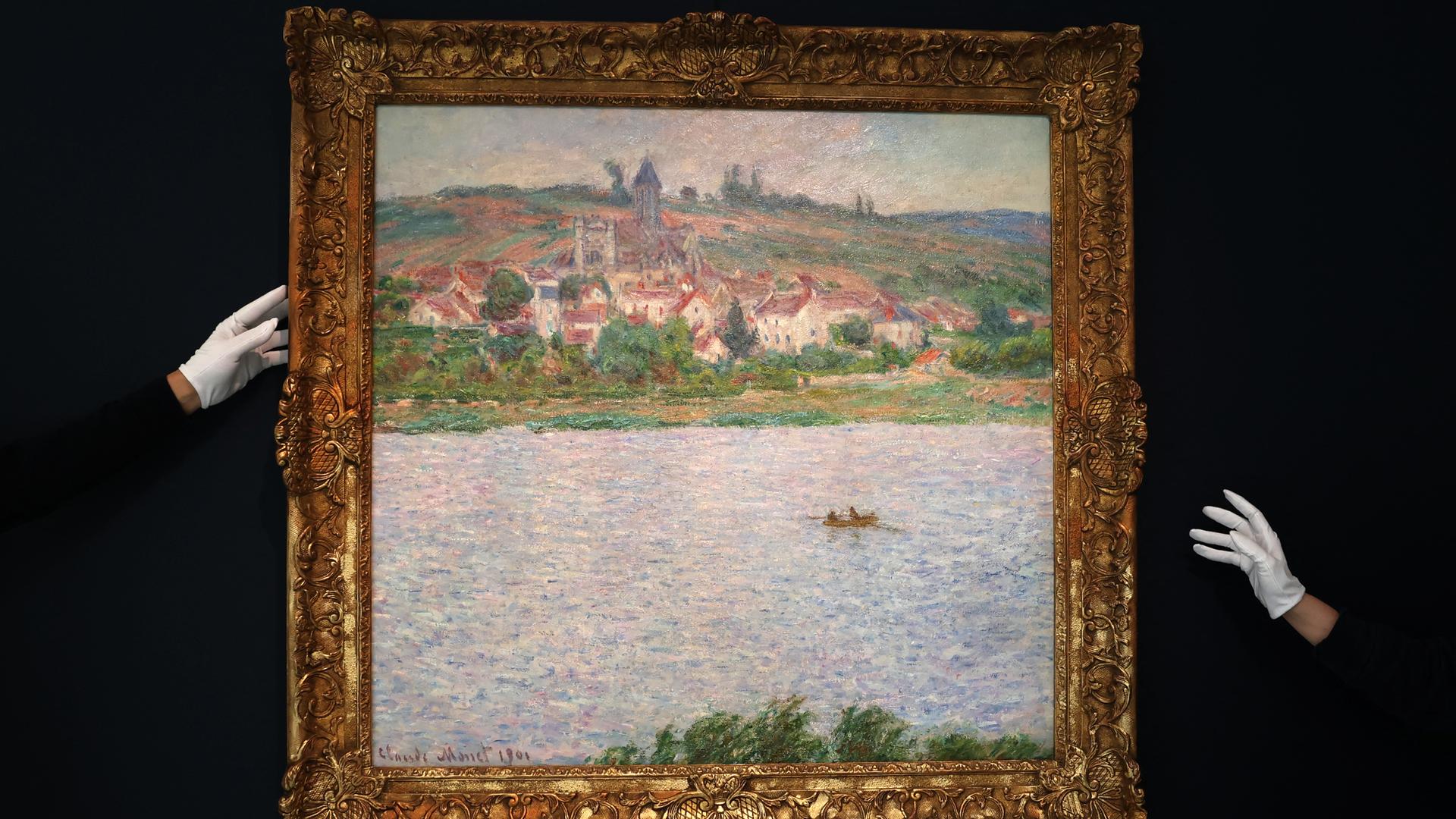 Mitarbeiter des Auktionshauses Sotheby’s führen das Gemälde „Vétheuil, Effet du Matin (1901)“ des französischen Impressionisten Claude Monet am 9. April 2026 im Auktionshaus Sotheby’s in Paris vor. 