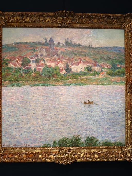 Mitarbeiter des Auktionshauses Sotheby’s führen das Gemälde „Vétheuil, Effet du Matin (1901)“ des französischen Impressionisten Claude Monet am 9. April 2026 im Auktionshaus Sotheby’s in Paris vor. 